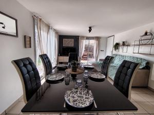 a dining room with a table and chairs at ''Le Nid du Forez'' appartement 2 chambres , parking gratuit ,terrasse privative in Prétieux