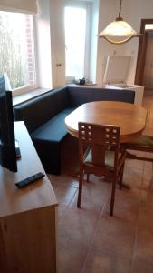 a living room with a table and a couch at Schwalbennest in Bruchhausen-Vilsen +2 photos
