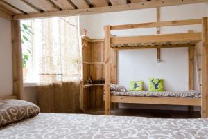 Двухъярусная кровать или двухъярусные кровати в номере Baron Munchausen Guest House
