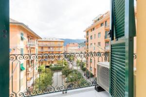 a balcony with a view of a street and buildings at Preia de ma in Levanto