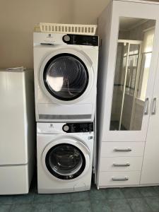 a washing machine and a dryer in a kitchen at Gästhus i Västanbyn, Sandviken in Sandviken