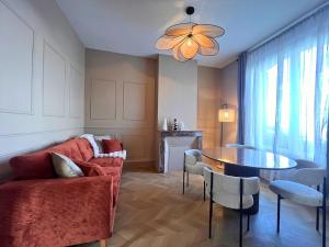 a living room with a couch and a table at Maisons Sauvages - Piscine & Jacuzzi - Proche Zoo de Beauval & Châteaux in Romorantin
