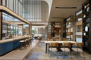 a restaurant with a table and chairs in a room at Sheraton Vinh in Yên Thinh (1)