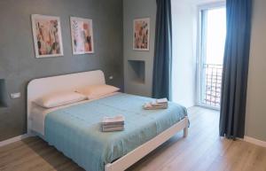 a bedroom with a bed with two towels on it at Bixio 40, Alloggio Turistico in Montefiascone
