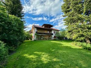 a house with a large yard in front of it at Rosi's Ferienwohnung Kampenwandblick in Prien am Chiemsee