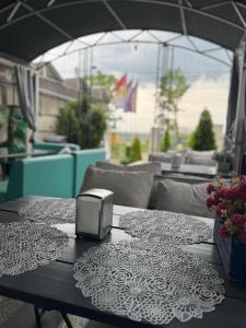 ein Tisch mit einer Uhr darauf in der Unterkunft Diamond Hotel in Chişinău