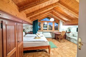 a bedroom with a bed and a desk in a room at Rosi's Ferienwohnung Kampenwandblick in Prien am Chiemsee