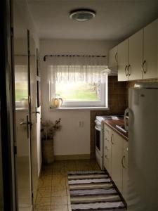 cocina con nevera y ventana en Ubytování u Přadků en Čeladná