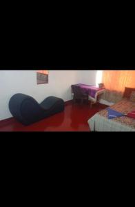 ein Zimmer mit zwei Betten und einem Tisch darin in der Unterkunft Hotel refresh in Moratuwa