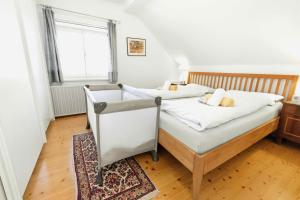 two twin beds in a room with a window at Rosi's Ferienwohnung im Haus Sieglinde in Prien am Chiemsee