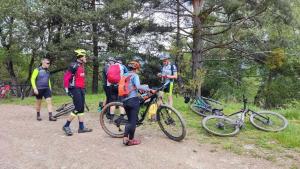 a group of people standing next to their bikes at La Noguera de Llavorsí in Llavorsí +27 photos