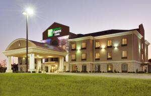 a hotel building with a light pole in front of it at Holiday Inn Express Hotel & Suites Center by IHG in Center