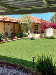 a yard of a house with a yard sidx sidx sidx sidx at Kerkis View House-Garden View in Karlovasi