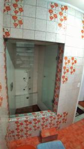 a bathroom with a large mirror in a room at Varandas Av Paulista in São Paulo