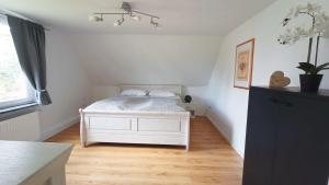 a bedroom with a white bed in a room at Fenland Mill Ranch in Wolthausen