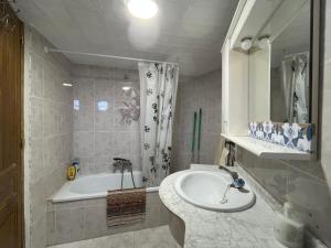 a bathroom with a sink and a bath tub at Casa Jardin in Lobras