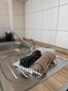 two towels on a drying rack in a sink at Gemütliches Apartment 8 am Titisee mit Balkon, Top Lage, Parkplatz in Titisee-Neustadt