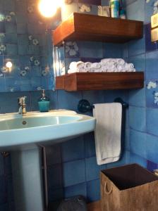 拉梅戈的住宿－Quinta do Fôjo，浴室配有盥洗盆、镜子和毛巾
