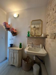 a bathroom with a sink and a mirror at La mésAnges in Giverny