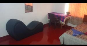 ein Zimmer mit einem Tisch und einem Stuhl in der Unterkunft Hotel refresh in Moratuwa