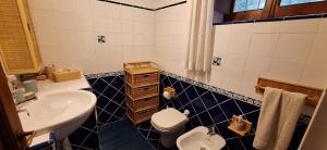 a bathroom with a sink and a toilet at Casa del contadino in Rapallo