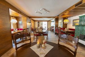 a dining room with a table and chairs at Aparthotel Hirschenau in Filzmoos