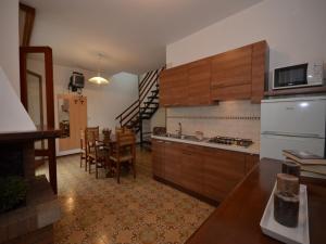 リニャーノ・サッビアドーロにあるVille Annamariaのキッチン(木製キャビネット付)、ダイニングルーム