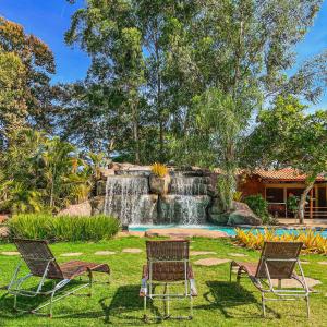 two chairs and a waterfall in a yard at Pousada Grande Rio in Pirapora