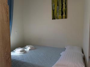 a bedroom with a bed with two towels on it at Vasiliki Little House in Kanoni