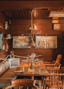 a dining room with a table and chairs at Restaurant & Pension Skipper Zingst in Zingst