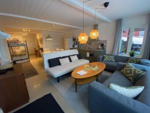 a living room with a couch and a table at Nära centrum med sjöutsikt -Korsgården in Rättvik
