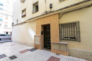 a building with a door on the side of it at Apartamento Los Angeles Cerca Estación Tren Aeropuerto in Málaga