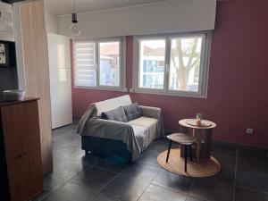 a living room with a couch and a table at Biscalove in Biscarrosse