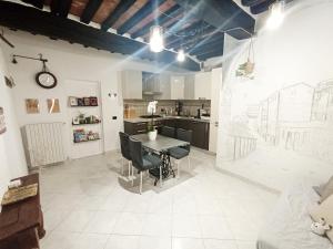 a kitchen and dining room with a table and chairs at Sunrise Apartment in Peccioli