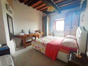a bedroom with a bed and a table in it at Sunrise Apartment in Peccioli