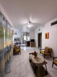 a living room with a table and chairs at Manou in Rivière-Pilote