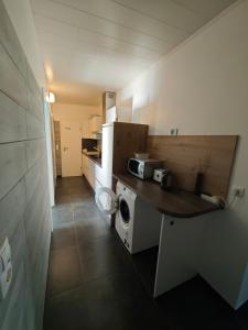 a kitchen with a washer and dryer in a room at Zimmervermietung-Nbg in Nuremberg