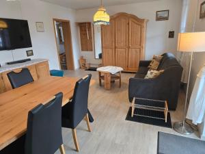 a living room with a wooden table and chairs at Ferienwohnung Christine in Bischofswiesen
