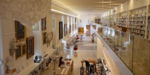a large library with lots of books on the walls at Le Cocon du Ventoux Studio cosy à Carpentras in Carpentras