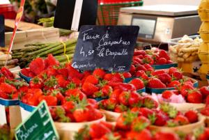 a display of strawberries and other fruits and vegetables at Le Cocon du Ventoux Studio cosy à Carpentras in Carpentras