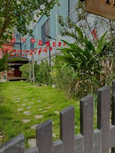 a picket fence in front of a building at Pá Homestay - Thành phố Cao Bằng in Cao Bằng