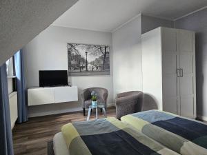 a bedroom with a bed and a tv in it at Moderne Ferienwohnung "Adriane" mit gehobener Ausstattung - Top bewertet in Nordhorn