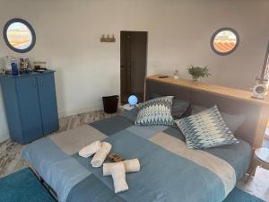 a bedroom with a large bed with towels on it at Casa El Flamenco Zoutmeer Torrevieja 6 of 8 personen in Torrevieja +46 photos