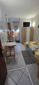 ein Zimmer mit zwei Betten und einem Tisch und einem Stuhl in der Unterkunft encanto in Plowdiw