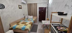 ein kleines Zimmer mit einem Bett und einem Tisch in der Unterkunft encanto in Plowdiw