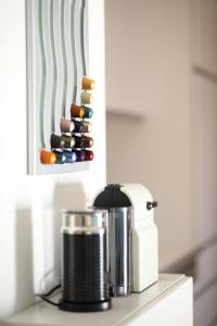 eine Küchentheke mit Kaffeemaschine und Toaster in der Unterkunft Lakeview Studio in St. Wolfgang