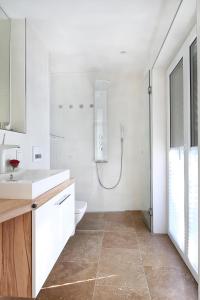 A bathroom at Lakeview Studio