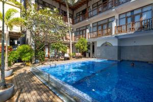 a large swimming pool in a building at Casa Tartaruga in Unawatuna