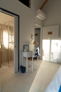 1 dormitorio con escritorio y silla en Crisalys Chambres d'Hôtes en Pessac