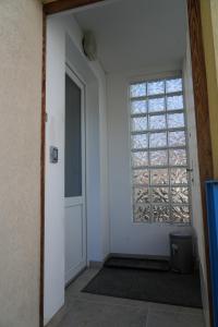 a hallway with a door and a window at Steffens PANTA RHEI in Vienna